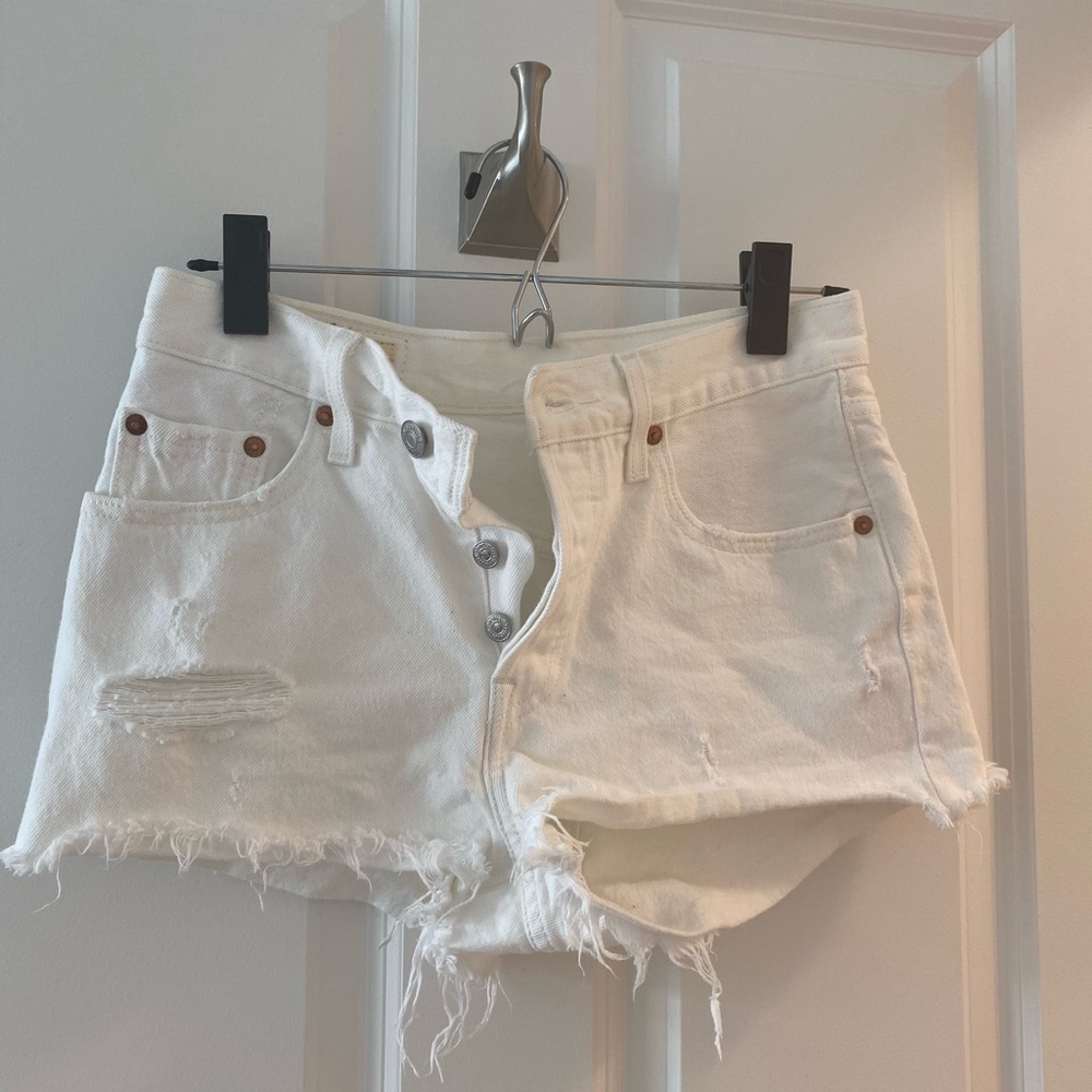 LEVI’S WHITE DENIM SHORTS SIZE 25